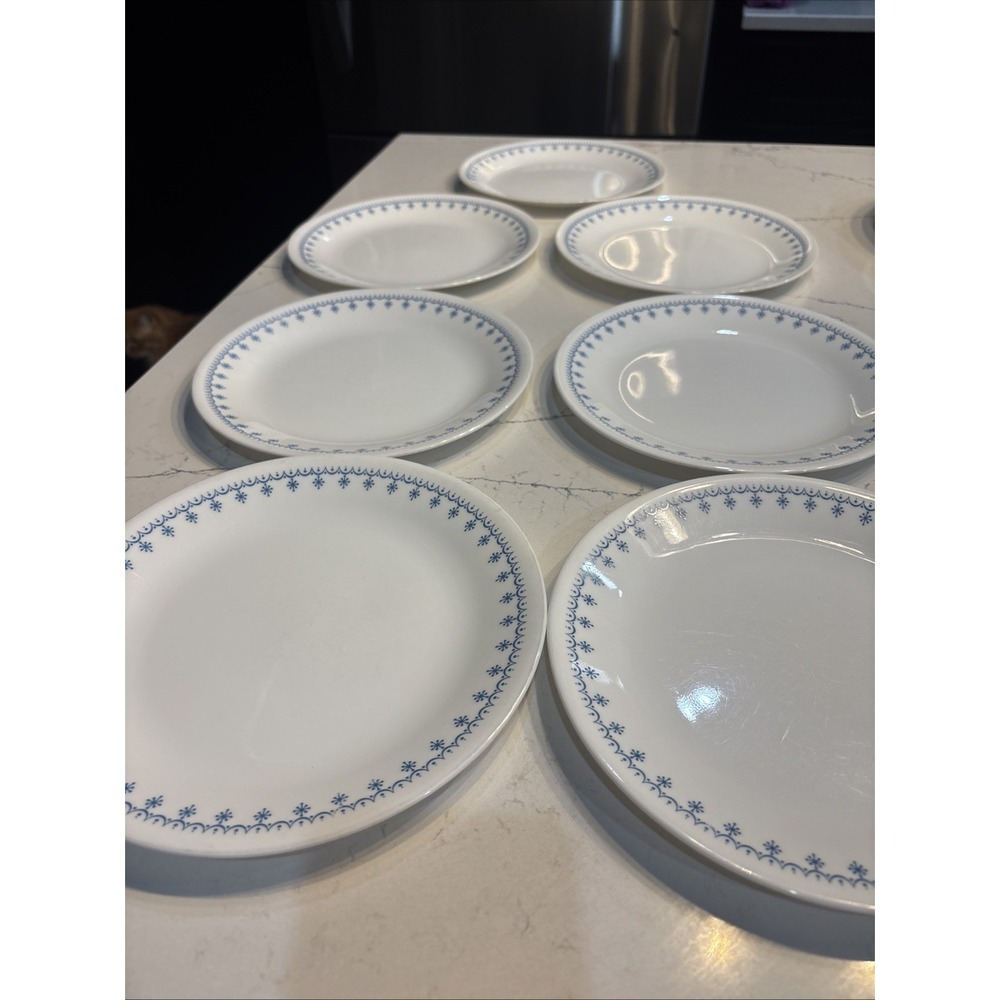 Set Of 7 Vintage Corelle Snow Flake Blue Garland Luncheon Plates 8.5" - Picture 1 of 3